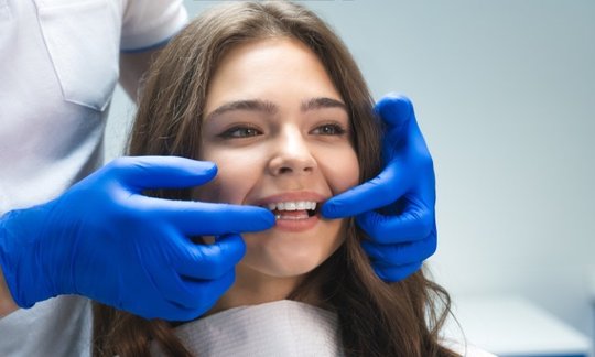Patient consulting with an oral surgeon about treatment options